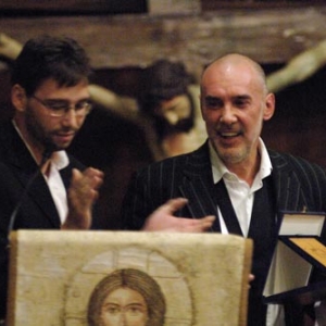 Diego Dalla Palma riceve la targa (che riproduce l'ultimo annullo postale di Valentino)