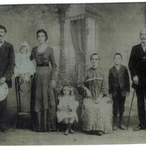 Dalla sinistra: Giuseppe Marcolongo, la figlia Bianca Marcolongo, la moglie Fernanda Massagli Marcolongo, il figlio Andrè Marcolongo, la amma di Giuseppe: Maria Giglia Marcolongo, il papà di Fernanda :Davino Massagli